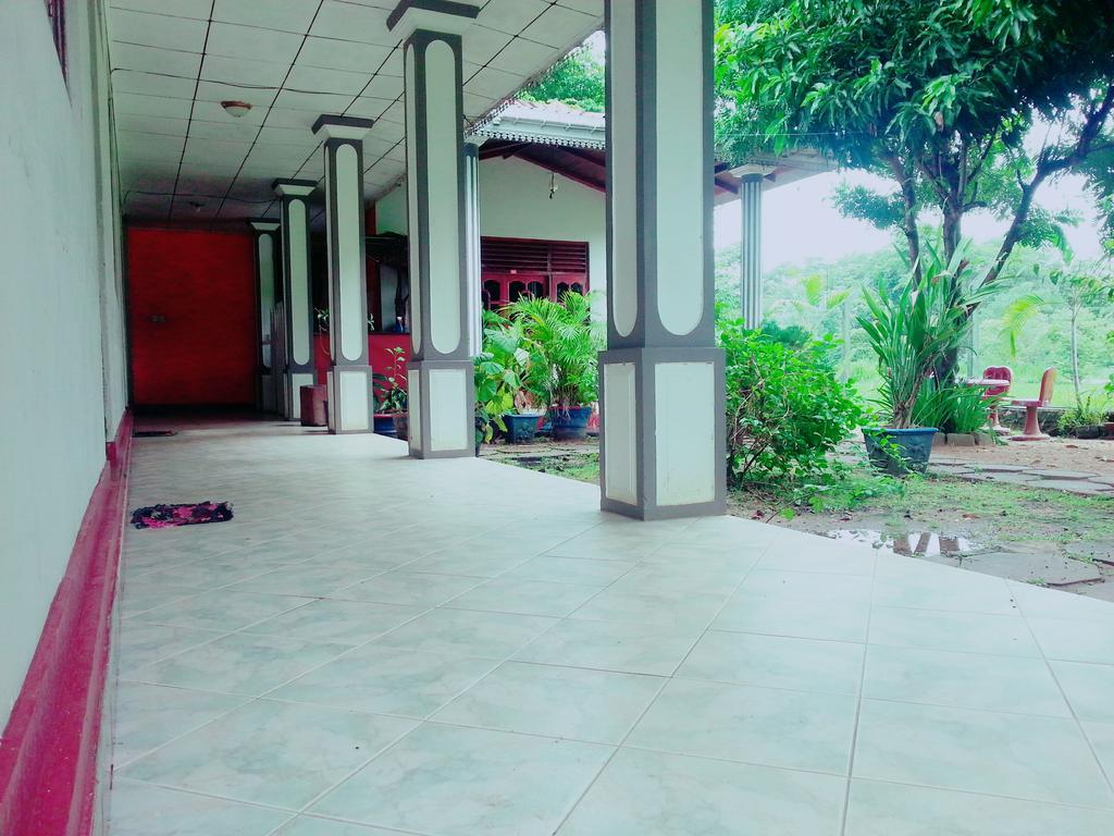 Hansika Guest Inn Buttala ภายนอก รูปภาพ